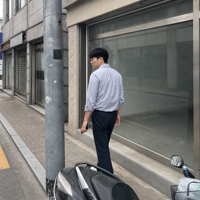 거리의 점포와 주변 환경을 살펴보는 모습